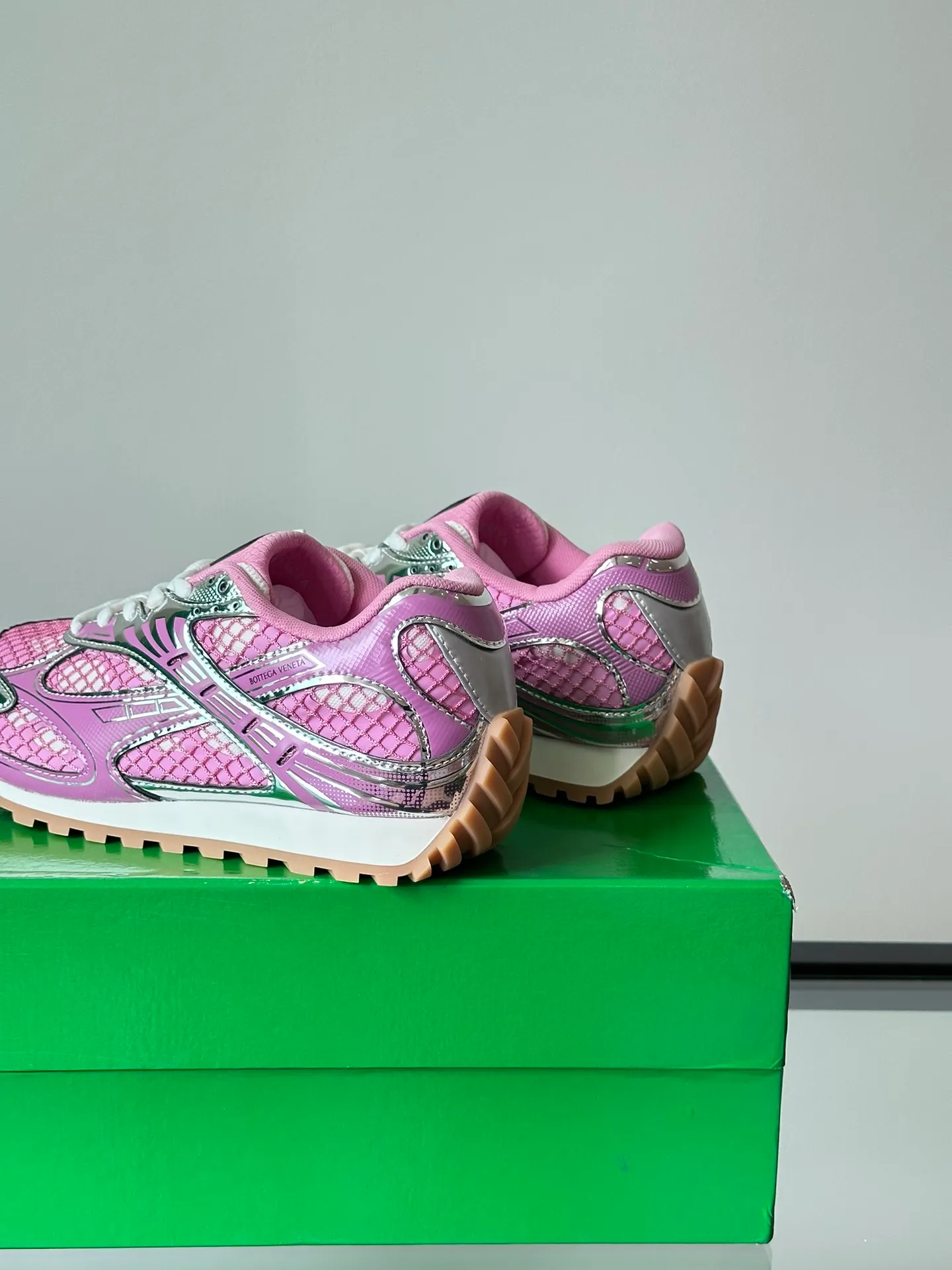 p620 "Bv" new orbit👫 casual sneakers for couples, the retro style of the millennium is so handsome, a super cool fashion item, the most important thing is that it feels incomparably comfortable on the feet, and the design style is also perfect. It will definitely be the one you wear most in daily life, original development, high quality presentation! Size: 35-45 (men’s size 38.45 customized)